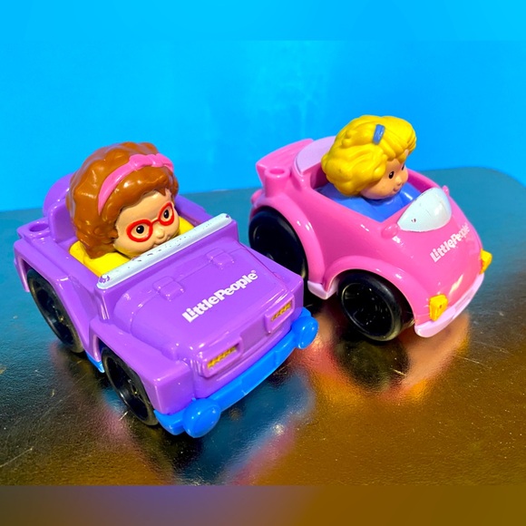 FISHER-PRICE 2009 LITTLE PEOPLE WHEELIES MAGGIE/PURPLE JEEP & SARAH IN PINK CAR - Picture 5 of 10